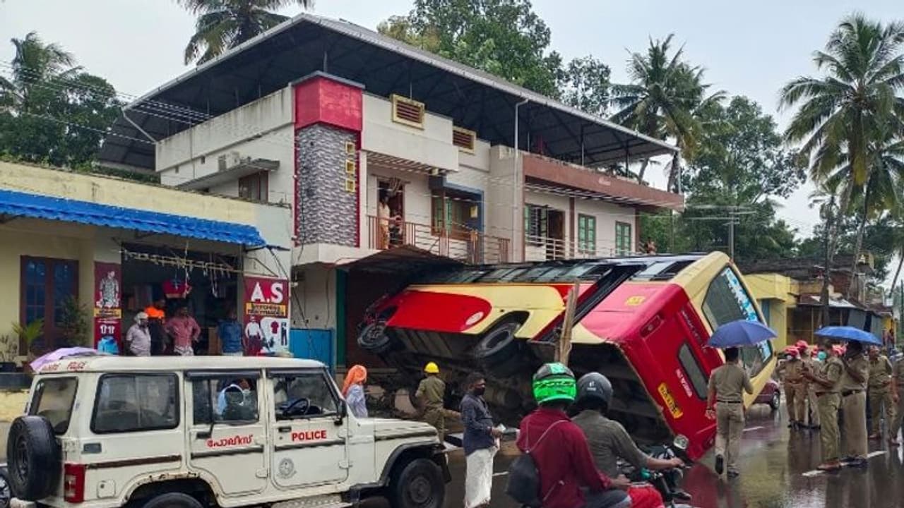 കെഎസ്ആർടിസി ബസ് നിയന്ത്രണംവിട്ട് കടയിലേക്ക് ഇടിച്ചുകയറി, എട്ട് പേർക്ക് പരിക്ക് കെഎസ്ആർടിസി ബസ് നിയന്ത്രണംവിട്ട് കടയിലേക്ക് ഇടിച്ചുകയറി, എട്ട് പേർക്ക് പരിക്ക്