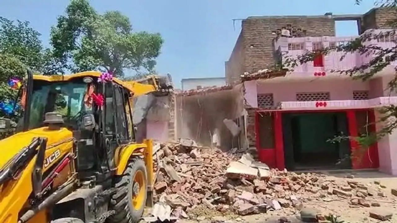 यूपी पुलिस के अधिकारी पर भी बरपा बुलडोजर का कहर, 1972 से कोई नहीं उठा पा रहा आवाज़, जानिए क्या है पूरा मामला