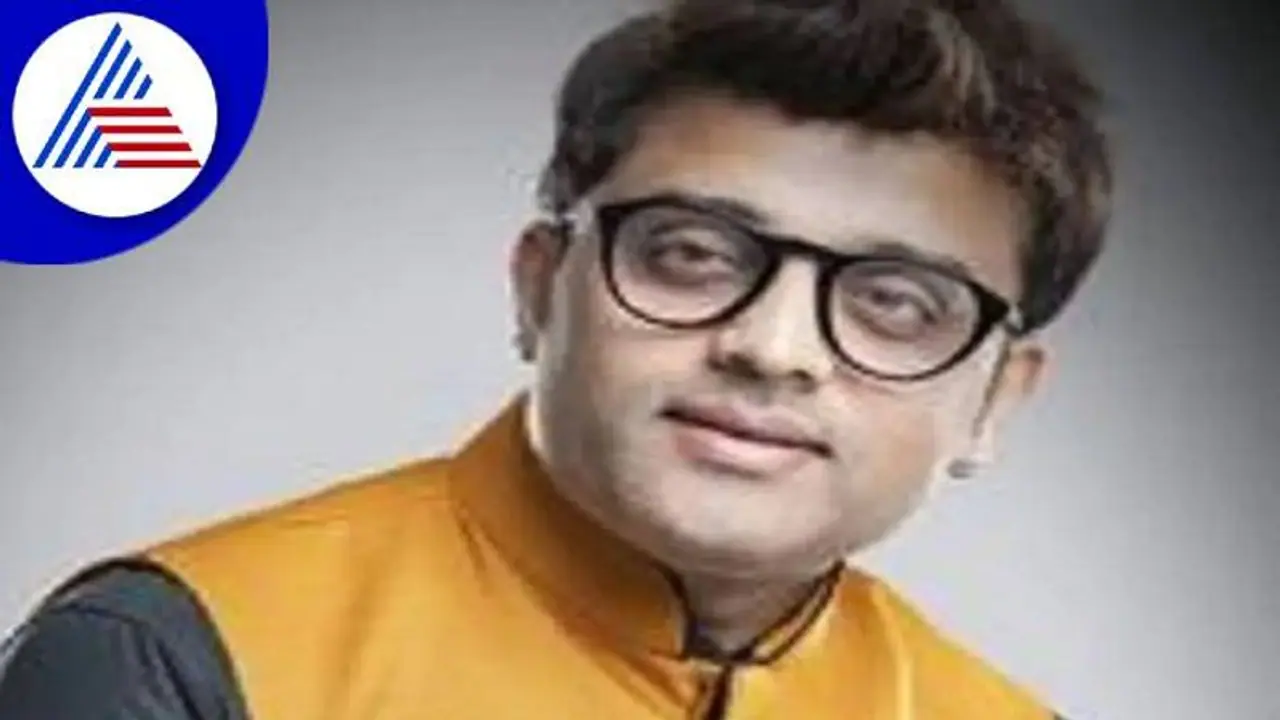 ಬಿಬಿಎಂಪಿ ನಿರ್ಲಕ್ಷ್ಯಕ್ಕೆ ಗುಂಡಿಯೊಳಗೆ ಬಿದ್ದ ಗಾಯಕ ಅಜಯ್ ವಾರಿಯರ್..! ಬಿಬಿಎಂಪಿ ನಿರ್ಲಕ್ಷ್ಯಕ್ಕೆ ಗುಂಡಿಯೊಳಗೆ ಬಿದ್ದ ಗಾಯಕ ಅಜಯ್ ವಾರಿಯರ್..!