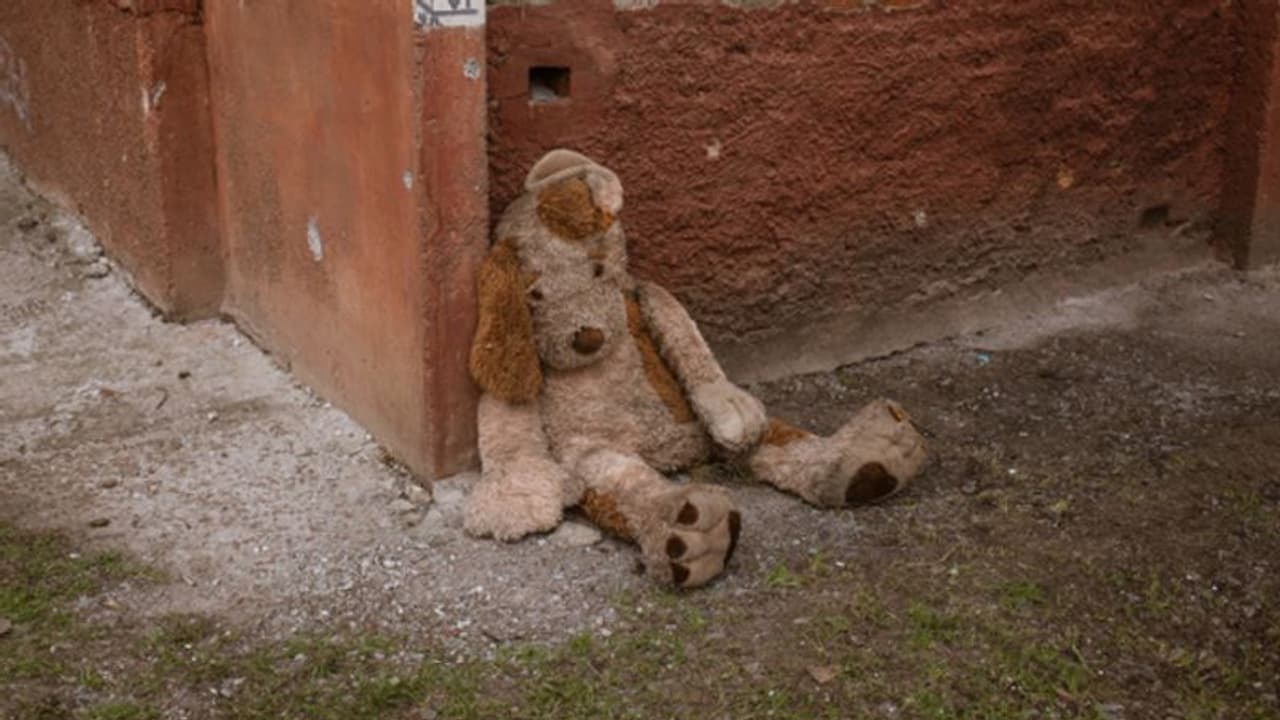 रूस यूक्रेन के युद्ध की heart breaking तस्वीर, यूं खंडहरों में बिखरे पडे़े हैं मासूमों के खिलौने