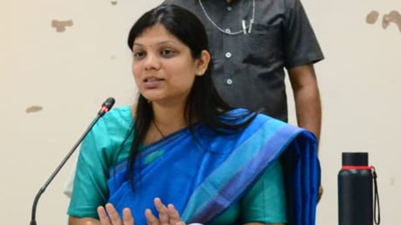 కేసీఆర్ దత్తత గ్రామంలో గ్రామసభ రసాభాస.. మధ్యలోనే వెళ్లిపోయిన కలెక్టర్, జాయింట్ కలెక్టర్.. 