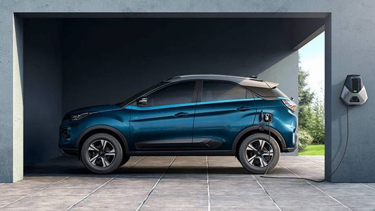 இந்திய விற்பனையில் மாஸ் காட்டும் எலெக்ட்ரிக் கார்கள் எந்த மாடல் முதலிடம் தெரியுமா? இந்திய விற்பனையில் மாஸ் காட்டும் எலெக்ட்ரிக் கார்கள் எந்த மாடல் முதலிடம் தெரியுமா?