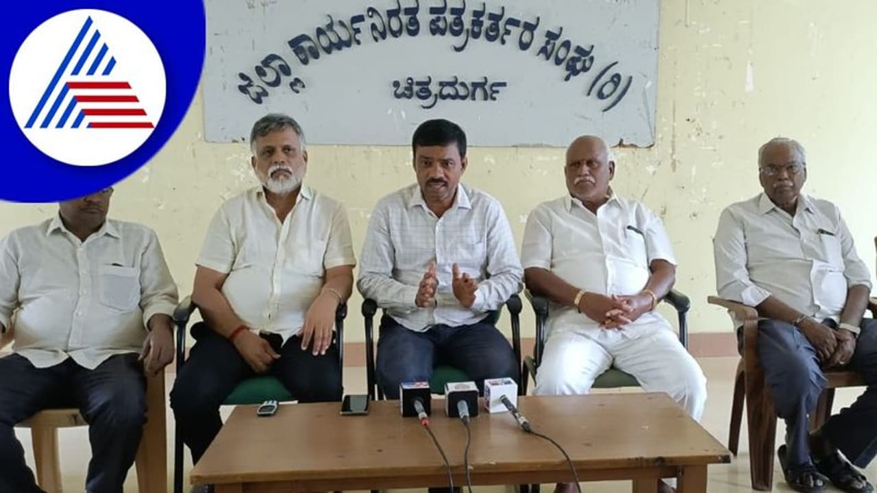 Chitradurga: ಅಬಕಾರಿ ಡಿಸಿ ನಾಗಶಯನ ವಿರುದ್ದ ಸಿಡಿದೆದ್ದ ಬಾರ್ ಮಾಲೀಕರು! Chitradurga: ಅಬಕಾರಿ ಡಿಸಿ ನಾಗಶಯನ ವಿರುದ್ದ ಸಿಡಿದೆದ್ದ ಬಾರ್ ಮಾಲೀಕರು!