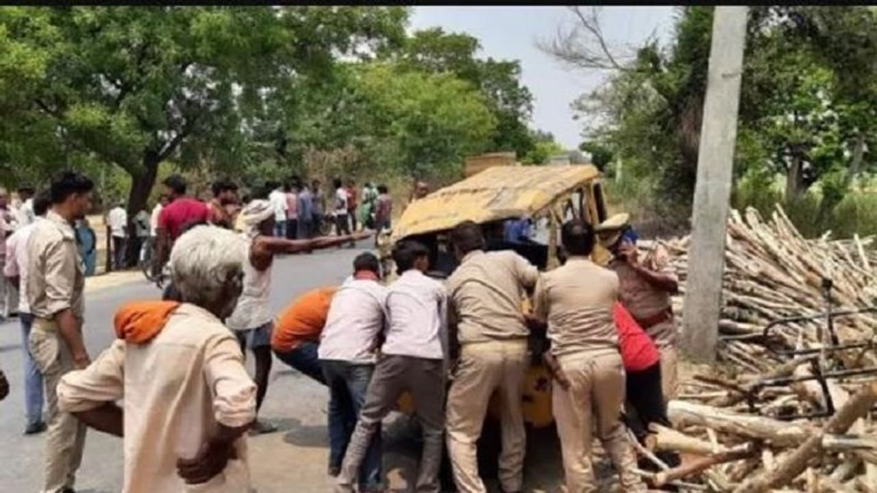 हरदोई में भयंकर सड़क हादसा आया सामने, डंपर और टेंपो की टक्कर के बाद तीन की हुई मौत हरदोई में भयंकर सड़क हादसा आया सामने, डंपर और टेंपो की टक्कर के बाद तीन की हुई मौत