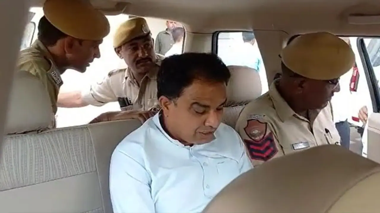 अशोक गहलोत से मुलाकात के बाद विधायक ने किया सरेंडर, बिजली कर्मचारी का हाथ पैर तोड़, गर्दन पर रखा था पैर अशोक गहलोत से मुलाकात के बाद विधायक ने किया सरेंडर, बिजली कर्मचारी का हाथ पैर तोड़, गर्दन पर रखा था पैर