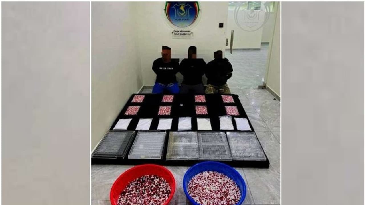 ലഹരിമരുന്ന് കടത്ത്; കുവൈത്തില് മൂന്ന് വിദേശികള് പിടിയില് ലഹരിമരുന്ന് കടത്ത്; കുവൈത്തില് മൂന്ന് വിദേശികള് പിടിയില്