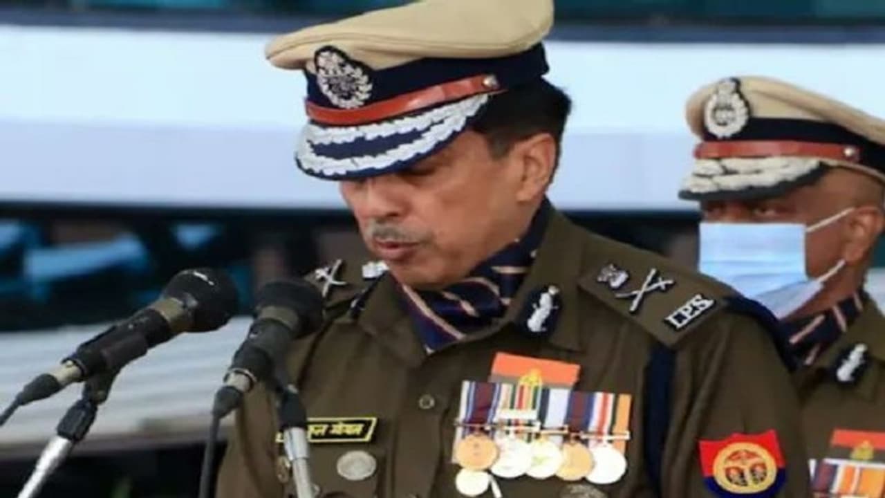 UP के DGP मुकुल गोयल को सरकार ने हटाया, लगाया लापरवाही का आरोप UP के DGP मुकुल गोयल को सरकार ने हटाया, लगाया लापरवाही का आरोप