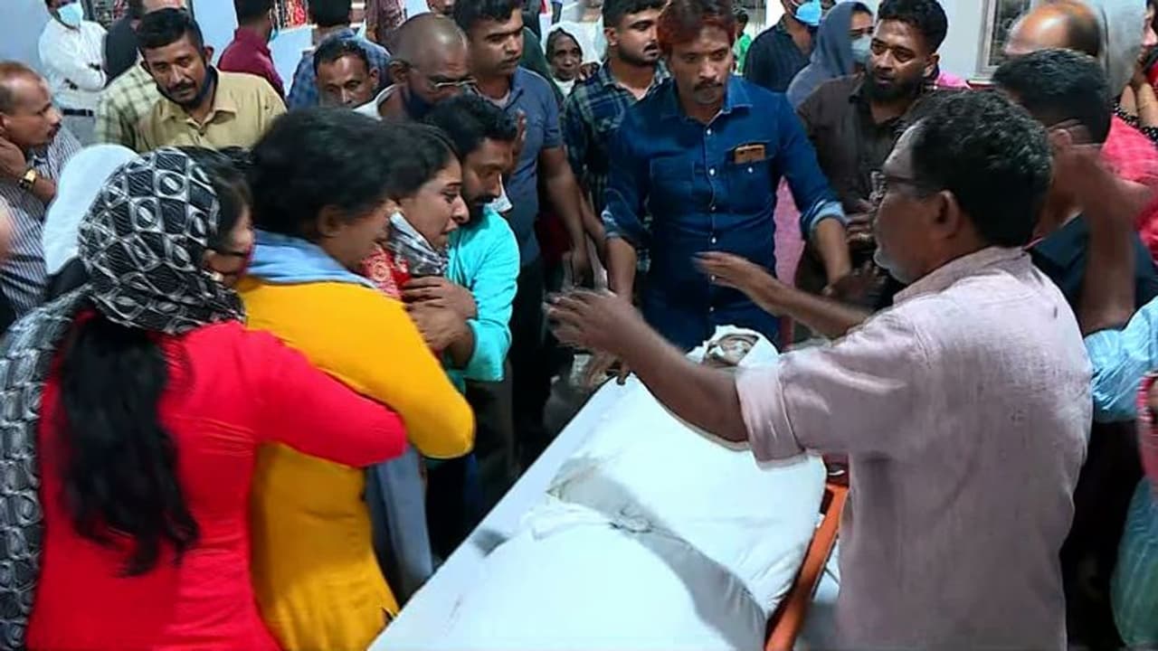 പൊലീസ് ക്വാര്ട്ടേഴ്സിലെ കൂട്ട ആത്മഹത്യ: പൊലീസുകാരനായ ഭര്ത്താവ് റെനീസിനെ ഇന്ന് കോടതിയില് ഹാജരാക്കും പൊലീസ് ക്വാര്ട്ടേഴ്സിലെ കൂട്ട ആത്മഹത്യ: പൊലീസുകാരനായ ഭര്ത്താവ് റെനീസിനെ ഇന്ന് കോടതിയില് ഹാജരാക്കും