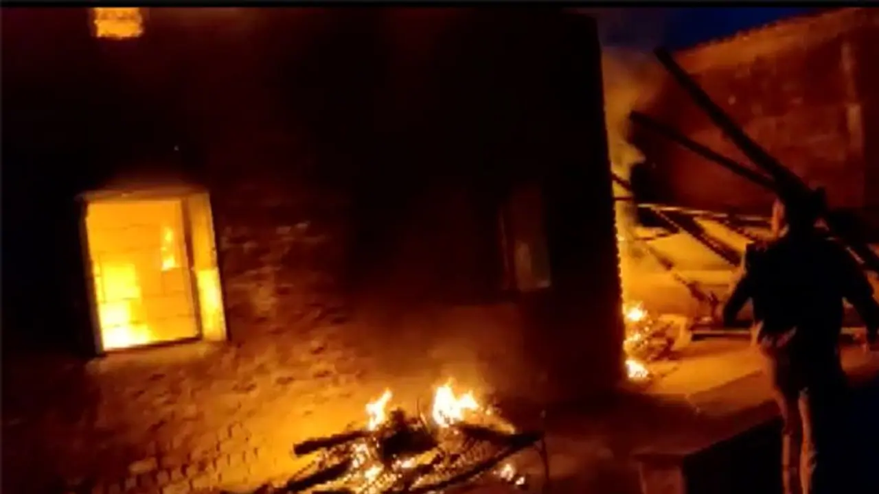 मध्य प्रदेश के रायगढ़ में दो समुदायों में हिंसा, कई घर और गाड़ियां फूंकीं, पुलिस और अधिकारियों की टीम पर हमला मध्य प्रदेश के रायगढ़ में दो समुदायों में हिंसा, कई घर और गाड़ियां फूंकीं, पुलिस और अधिकारियों की टीम पर हमला