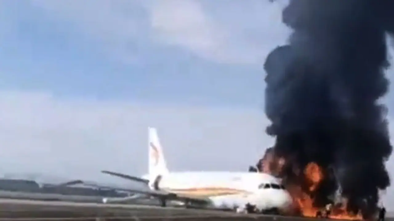 புறப்பப்பட்ட சிறிது நேரத்திலேயே விமானத்தில் பயங்கர தீ விபத்து.. 122 பயணிகளின் நிலை என்ன? புறப்பப்பட்ட சிறிது நேரத்திலேயே விமானத்தில் பயங்கர தீ விபத்து.. 122 பயணிகளின் நிலை என்ன?