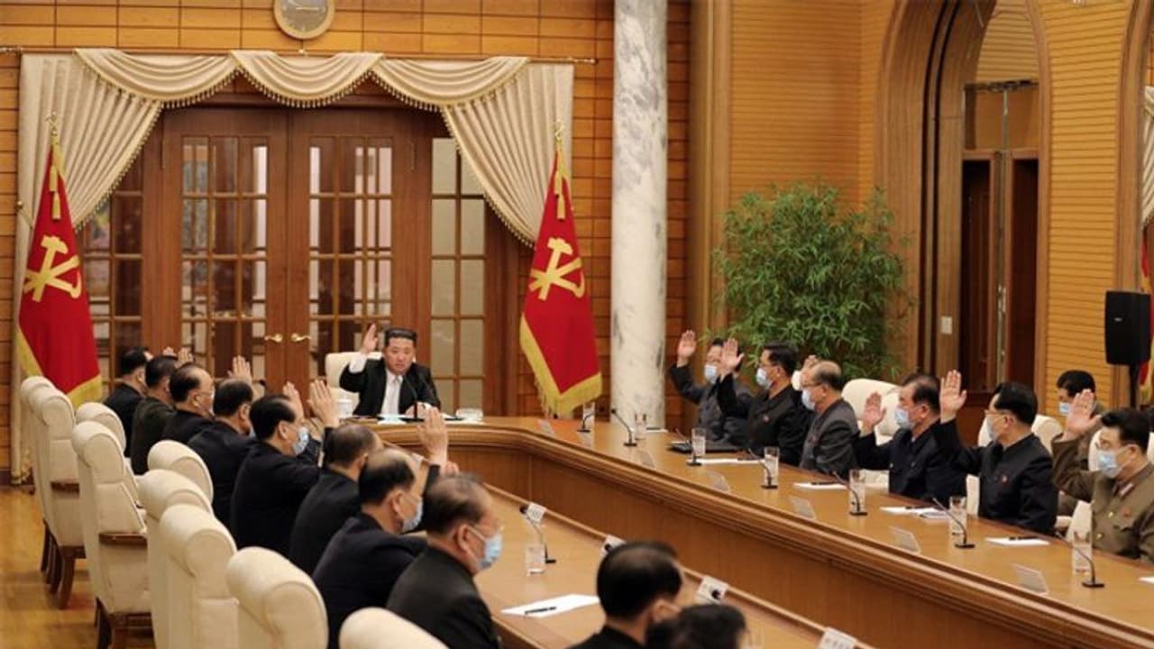 आखिरकार 'कोरोना' से डर ही गया तानाशाह किम जोंग, नॉर्थ कोरिया में लॉकडाउन, चीन में वायरस की सुनामी का डर आखिरकार 'कोरोना' से डर ही गया तानाशाह किम जोंग, नॉर्थ कोरिया में लॉकडाउन, चीन में वायरस की सुनामी का डर