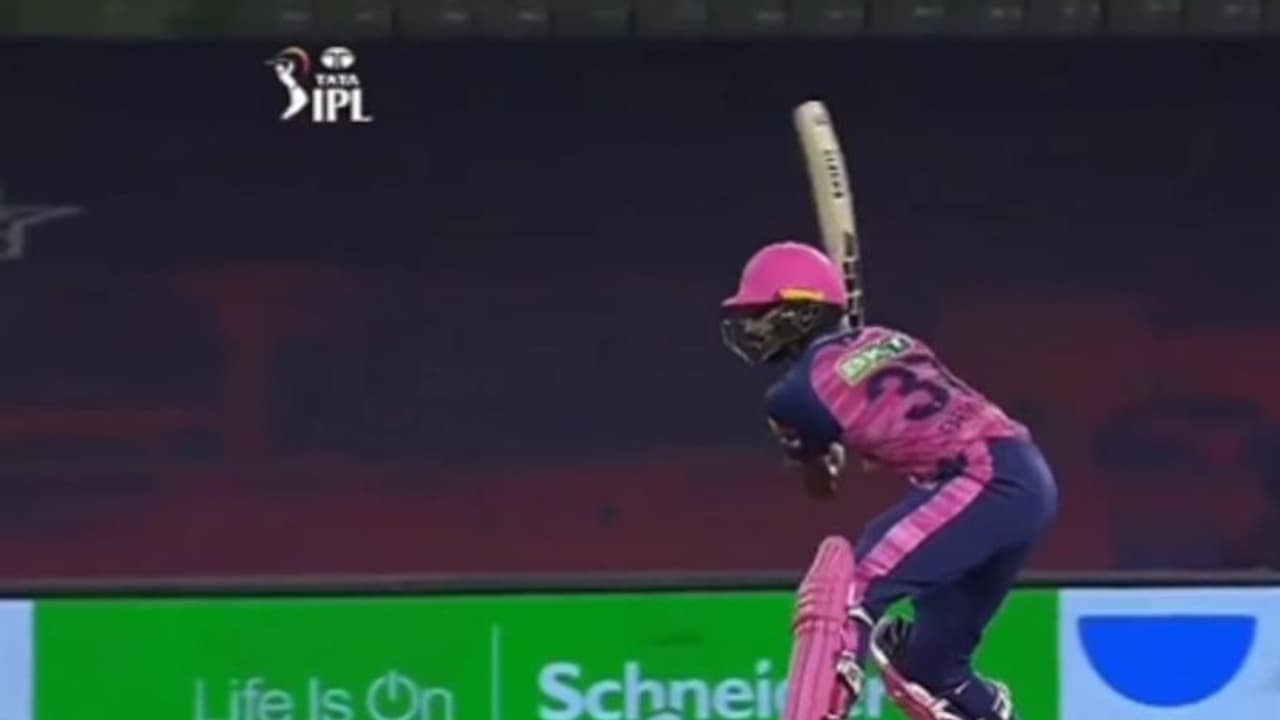 IPL 2022 : ഹമ്മോ എന്തൊരു കലക്കനടി, റിവേഴ്‌സ് സ്വീപ്പ് സിക്‌സുമായി ദേവ്‌ദത്ത്; അതും വാര്‍ണറെ സാക്ഷിയാക്കി