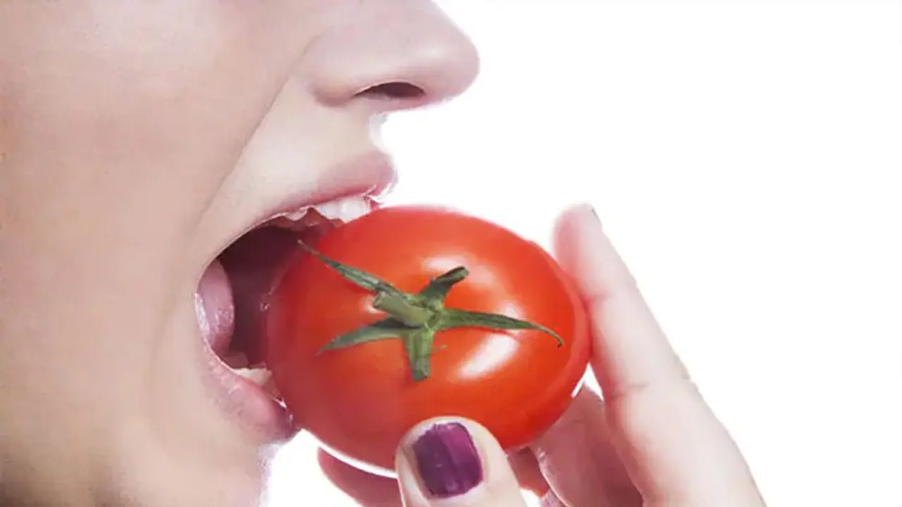 क्या टमाटर खाने की वजह से होता है Tomato Fever, इन लोगों को भुलकर भी नहीं करना चाहिए इसका सेवन क्या टमाटर खाने की वजह से होता है Tomato Fever, इन लोगों को भुलकर भी नहीं करना चाहिए इसका सेवन