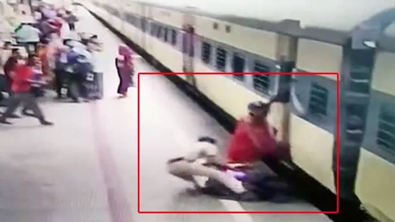ஓடும் ரயிலில் இருந்து கீழே விழுந்த பெண்.. சாமர்த்தியமாக செயல்பட்ட ரயில்வே போலீஸ்.. வைரலாகும் வீடியோ..! ஓடும் ரயிலில் இருந்து கீழே விழுந்த பெண்.. சாமர்த்தியமாக செயல்பட்ட ரயில்வே போலீஸ்.. வைரலாகும் வீடியோ..!