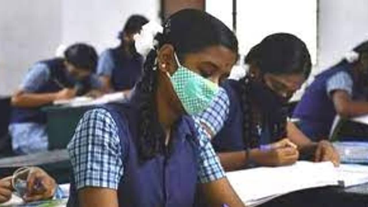 இறுதித்தேர்வு 3 மாணவர்களுக்கு ஒரு வினாத்தாள்.. அரசுப்பள்ளி அவலம்.. அதிருப்தியில் பெற்றோர்கள்..