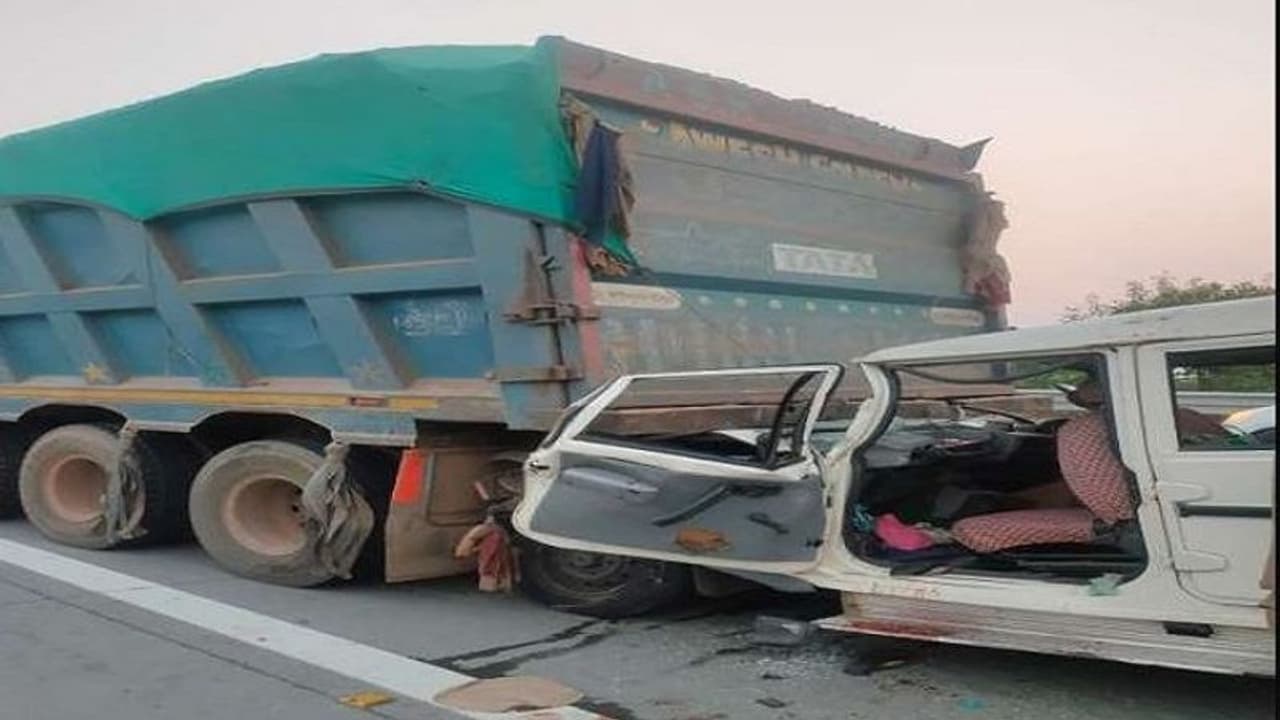 नोएडा में यमुना एक्सप्रेस वे पर डंपर से जा टकराई बोलेरो, कर्नाटक और महाराष्ट्र के 5 लोगों की मौत नोएडा में यमुना एक्सप्रेस वे पर डंपर से जा टकराई बोलेरो, कर्नाटक और महाराष्ट्र के 5 लोगों की मौत