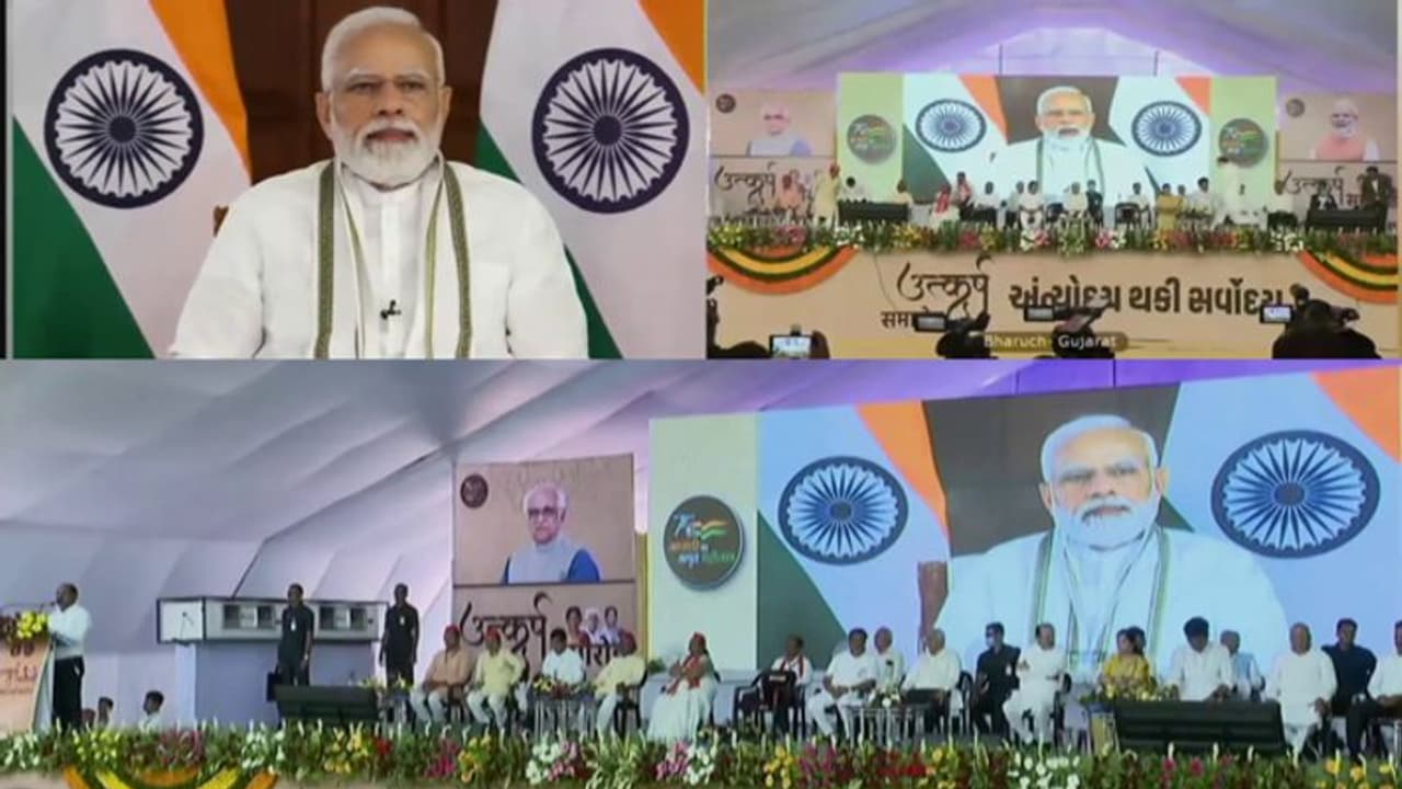 निराश्रितों के लिए बनाई गई योजना 'उत्कर्ष समारोह' में दृष्टिहीन युवा की बातें सुनकर इमाेशनल हुए PM मोदी निराश्रितों के लिए बनाई गई योजना 'उत्कर्ष समारोह' में दृष्टिहीन युवा की बातें सुनकर इमाेशनल हुए PM मोदी