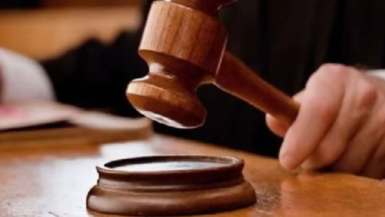 अजीब मामलाः महिला ने बेटा बहू पर किया केस, कहा  एक साल के अंदर पोता या पोती का सुख दो या 5 Cr. लाओ