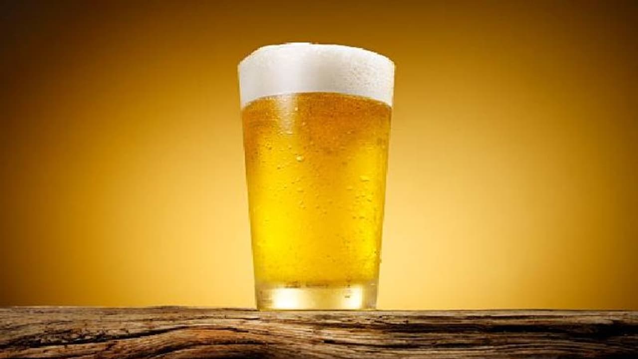 यहां मिल रही है कूकिंग ऑयल के बदले बियर एक शख्स ने 80 लीटर तेल देकर मनाया अपना बर्थडे, दोस्तों को दी पार्टी यहां मिल रही है कूकिंग ऑयल के बदले बियर एक शख्स ने 80 लीटर तेल देकर मनाया अपना बर्थडे, दोस्तों को दी पार्टी