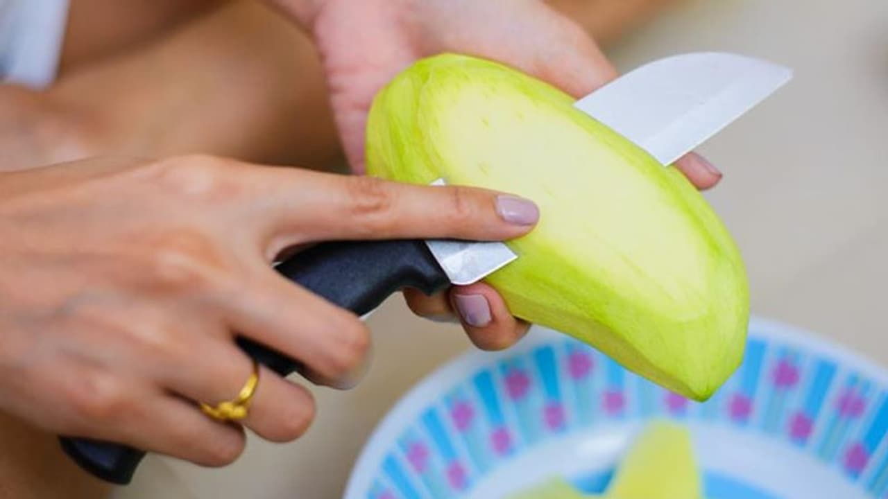 वजन करना है कम और डायबिटीज को करना है कंट्रोल, तो कच्चा आम डाइट में करें शामिल