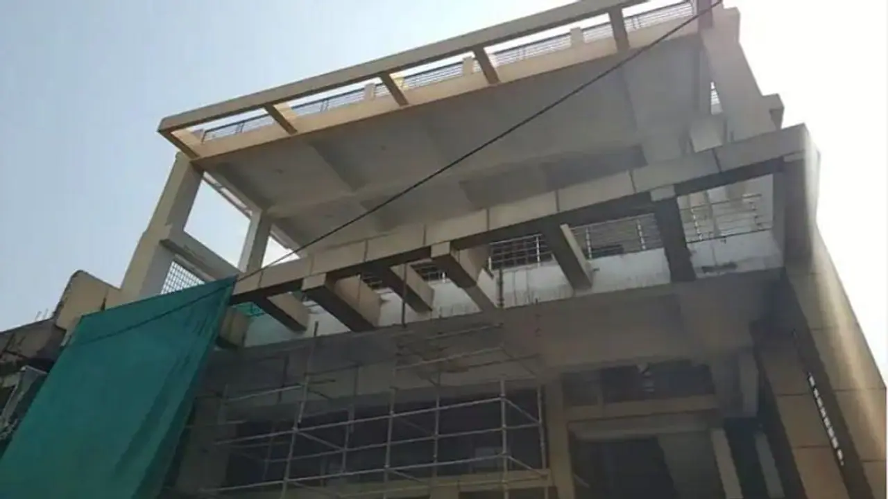  मुख्तार अंसार के करीबी पर दिखा योगी का खौफ, अपने ही अवैध निर्माण पर चलया दिया बुलडोज़र