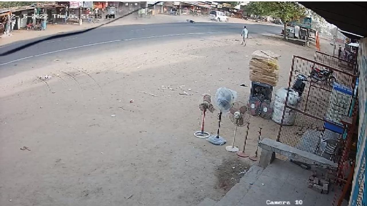 सारे नियम फॉलो करने के बाद भी हो सकता आपका एक्सीडेंट, राजस्थान में हुए इस हादसे ने सबको डराया सारे नियम फॉलो करने के बाद भी हो सकता आपका एक्सीडेंट, राजस्थान में हुए इस हादसे ने सबको डराया