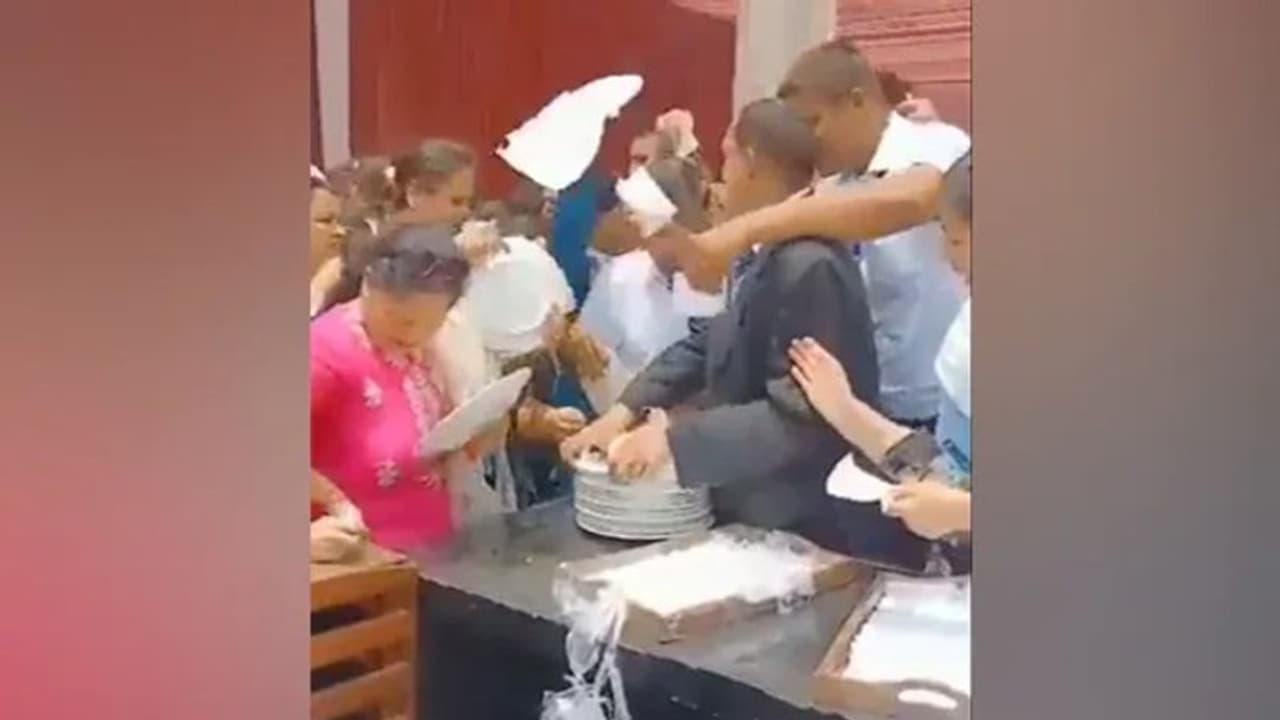 സൌജന്യഭക്ഷണത്തിനായി തിക്കി തിരക്കി അധ്യാപകർ, സംഭവം വിദ്യാഭ്യാസ നിലവാരം മെച്ചപ്പെടുത്താനുള്ള ചർച്ചയ്ക്കിടെ സൌജന്യഭക്ഷണത്തിനായി തിക്കി തിരക്കി അധ്യാപകർ, സംഭവം വിദ്യാഭ്യാസ നിലവാരം മെച്ചപ്പെടുത്താനുള്ള ചർച്ചയ്ക്കിടെ