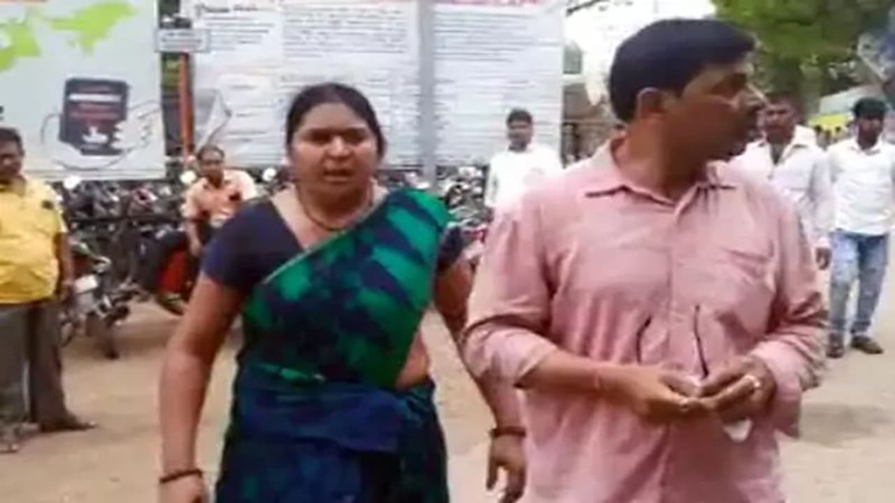 'हम नहीं छोड़ेंगे, आज तो घर चलना ही पड़ेगा', पति को घर ले जाने की जिद, बिहार में बीच सड़क फैमिली ड्रामा