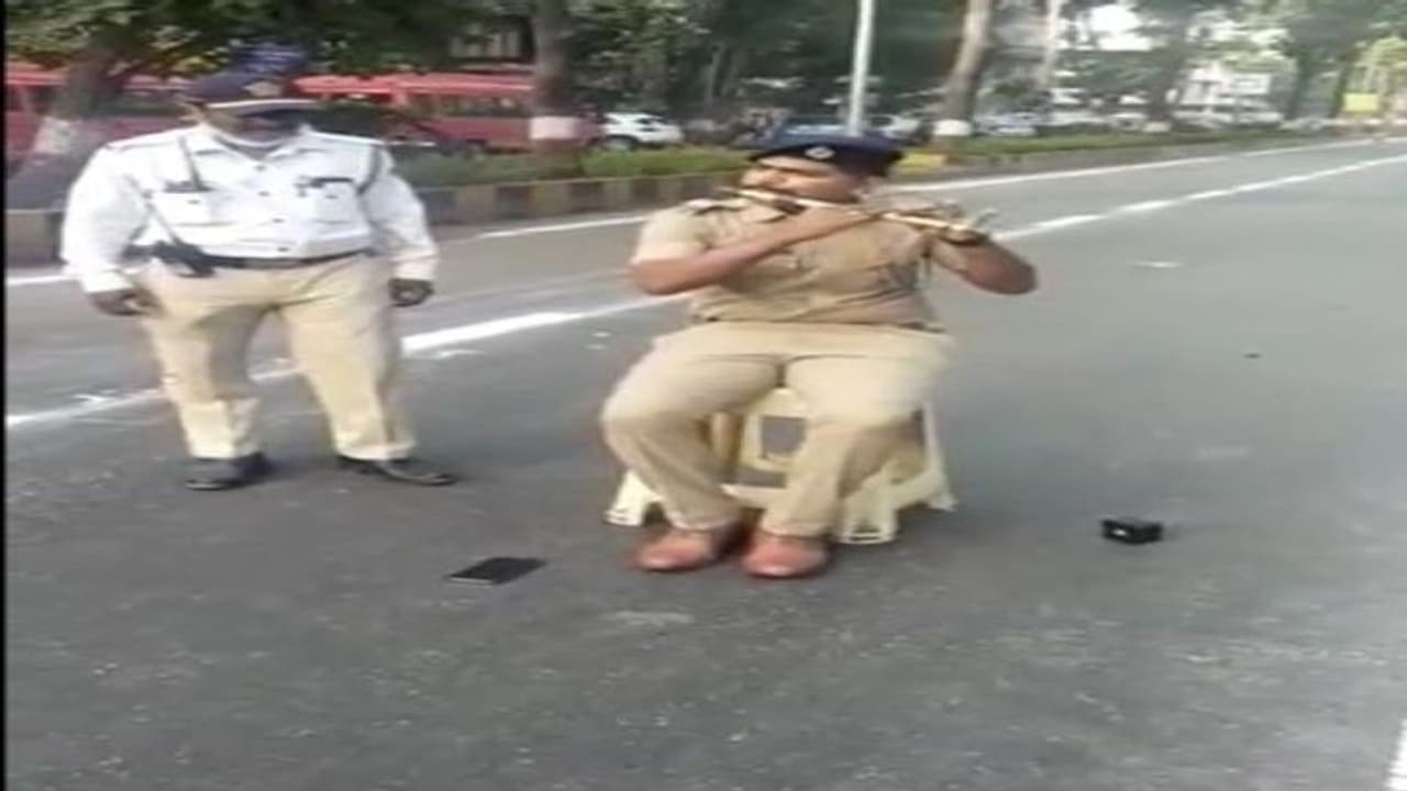 बीच सड़क पुलिसकर्मी का यह अंदाज, इंटरनेट पर यूजर्स को बना रहा दीवाना देखें वीडियो बीच सड़क पुलिसकर्मी का यह अंदाज, इंटरनेट पर यूजर्स को बना रहा दीवाना देखें वीडियो