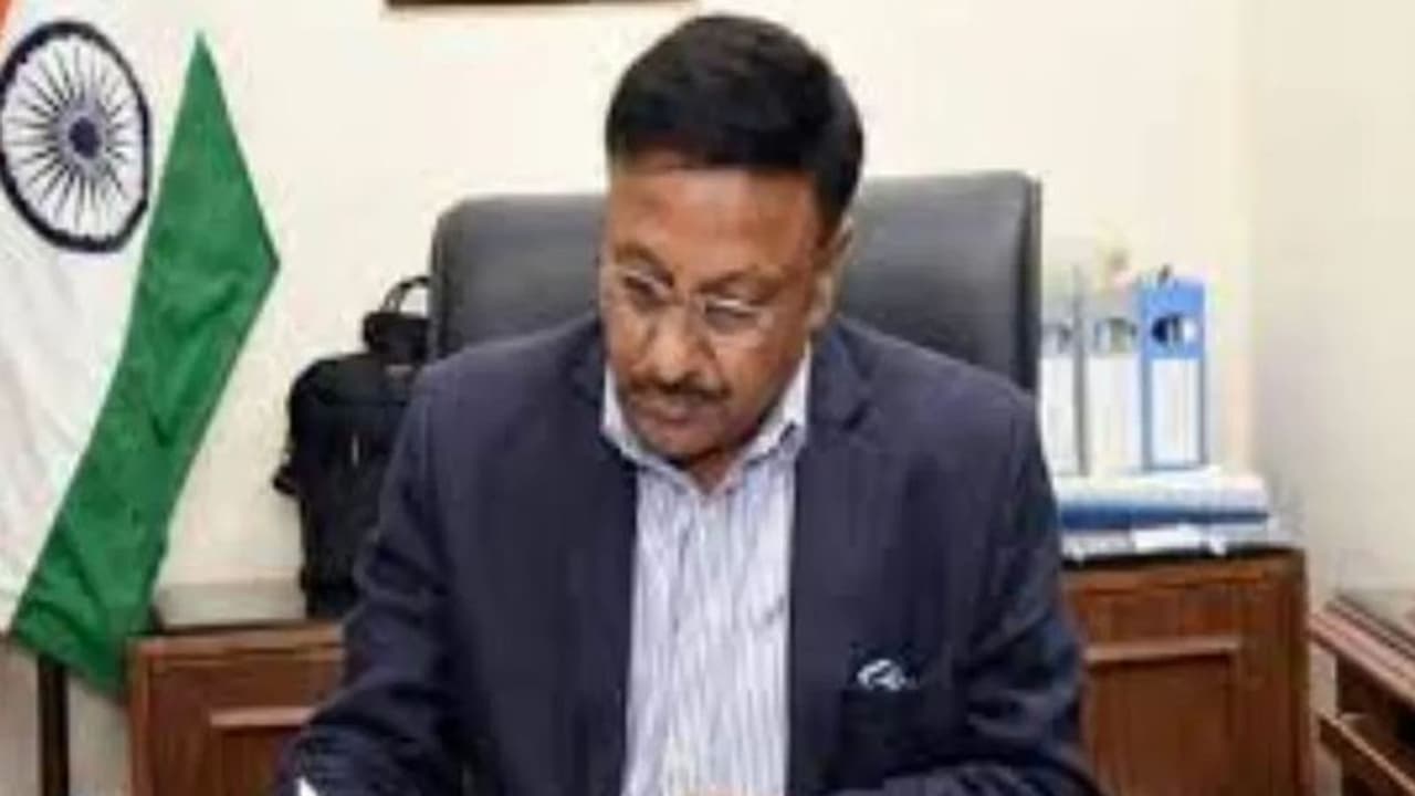 जानिए कौन हैं राजीव कुमार जिनके नेतृत्व में होंगे 2024 के लोकसभा चुनाव, 1984 बैच के हैं IAS अधिकारी जानिए कौन हैं राजीव कुमार जिनके नेतृत्व में होंगे 2024 के लोकसभा चुनाव, 1984 बैच के हैं IAS अधिकारी