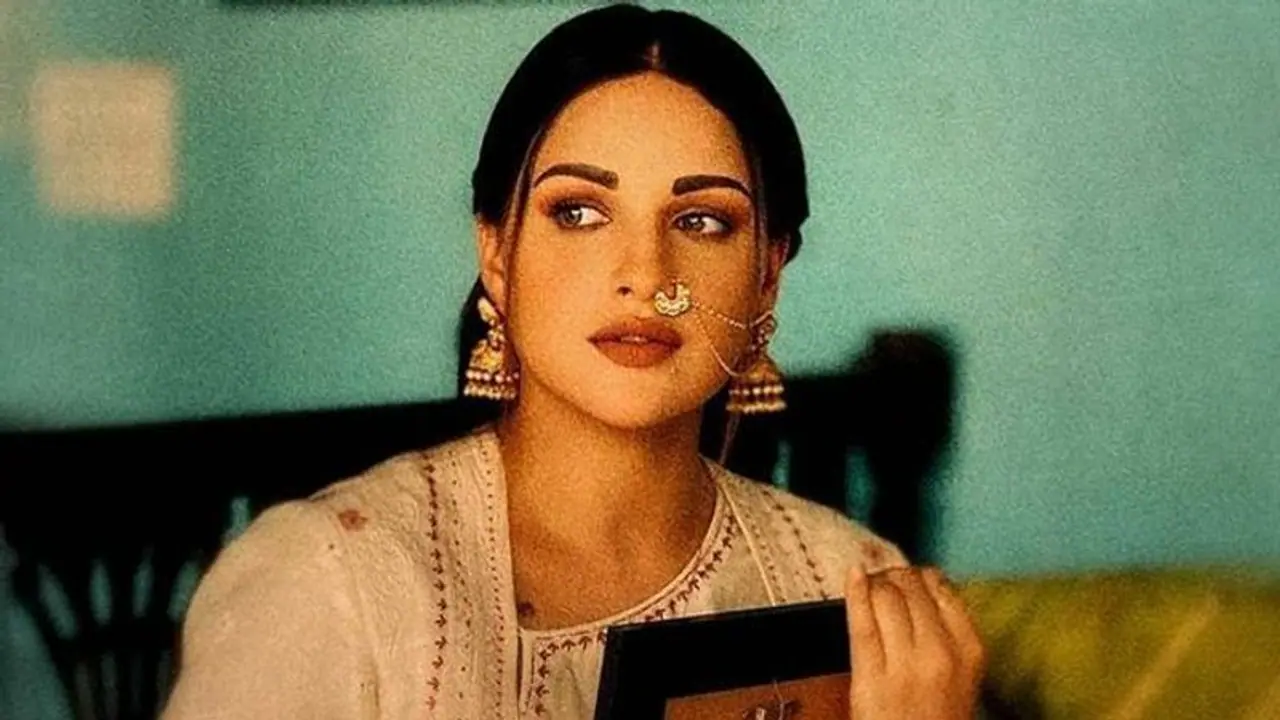 Himanshi Khurana gives major 'Mastani' vibes in her latest video (Watch) Himanshi Khurana gives major 'Mastani' vibes in her latest video (Watch)