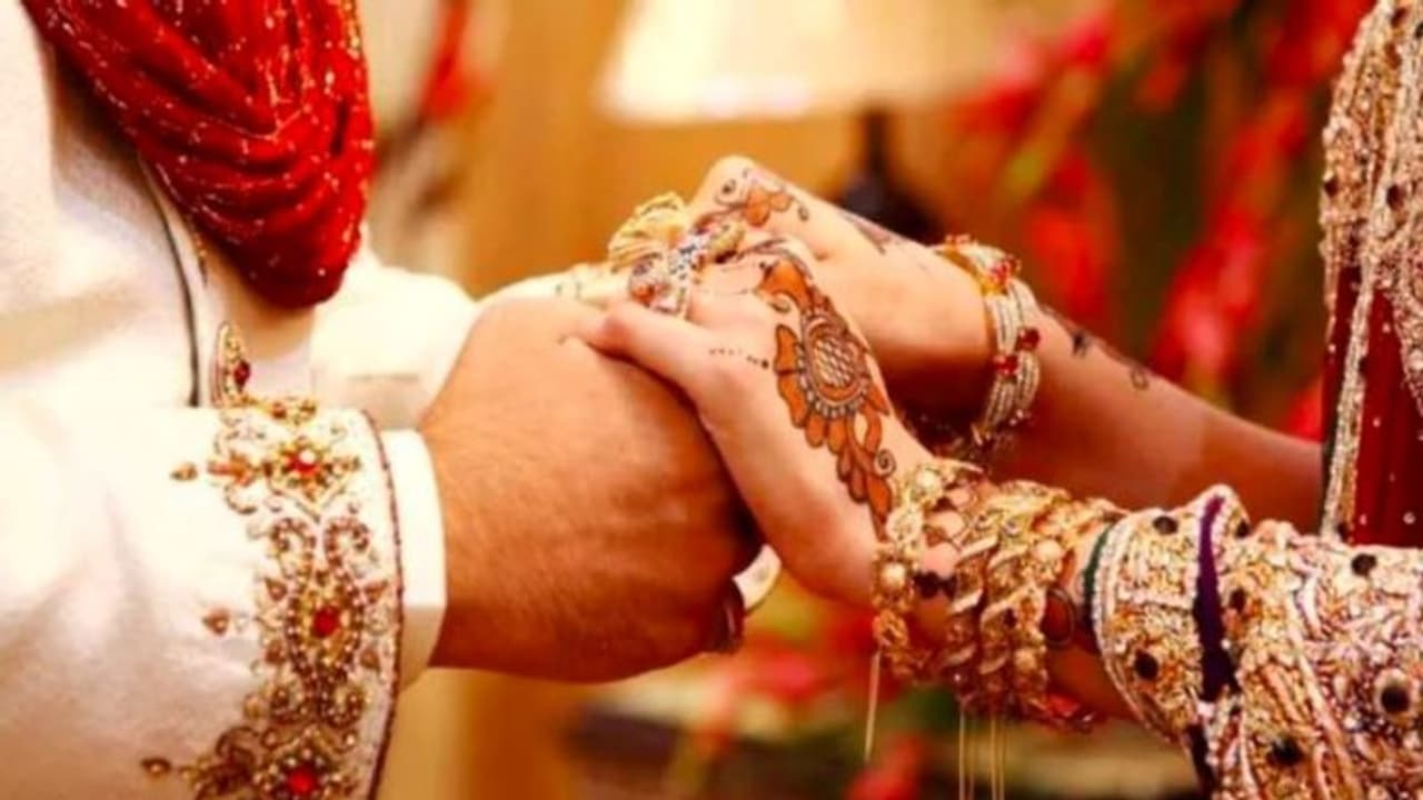 होने वाली दुल्हन को सम्मान देने लड़के ने की प्यार वाली हरकत, पिता ने भी गाल पर रसीद की मीठी थप्पड़ होने वाली दुल्हन को सम्मान देने लड़के ने की प्यार वाली हरकत, पिता ने भी गाल पर रसीद की मीठी थप्पड़