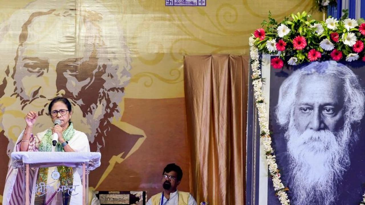 സാഹിത്യത്തിന് നൽകിയ സംഭാവനകൾ പരിഗണിച്ച് മമതാ ബാനർജിക്ക് സർക്കാർ പുരസ്കാരം; എതിർത്ത് എഴുത്തുകാർ സാഹിത്യത്തിന് നൽകിയ സംഭാവനകൾ പരിഗണിച്ച് മമതാ ബാനർജിക്ക് സർക്കാർ പുരസ്കാരം; എതിർത്ത് എഴുത്തുകാർ