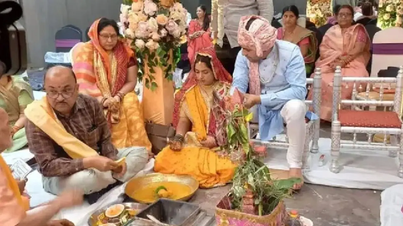 ಕೊರೋನಾಗೆ ಬಲಿಯಾದ ಮಗ, ಸೊಸೆಗೆ ತಾವೇ ಮುಂದೆ ನಿಂತು ಮದುವೆ ಮಾಡಿಸಿದ ಅತ್ತೆ ಮಾವ, ಬಂಗಲೆ ಗಿಫ್ಟ್‌!