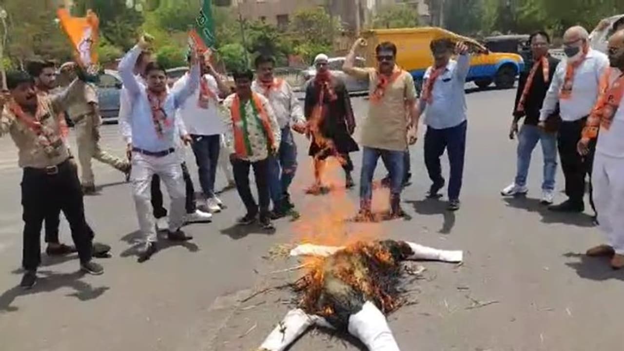 राजस्थान मंत्री पुत्र रेप केस: BJP ने गहलोत सरकार को दिया अल्टीमेटम, बाप बेटे के जगह जगह जलाए गए पुतले राजस्थान मंत्री पुत्र रेप केस: BJP ने गहलोत सरकार को दिया अल्टीमेटम, बाप बेटे के जगह जगह जलाए गए पुतले