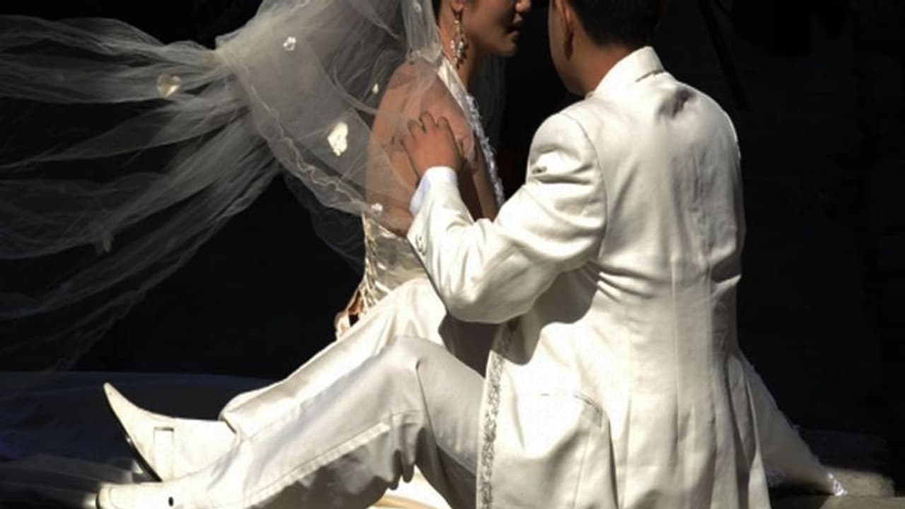 इस देश में मौत के बाद भी हसीन महिलाओं का पीछा नहीं छोड़ रहे यहां के मर्द, कब्र से निकालकर कर रहे शादी