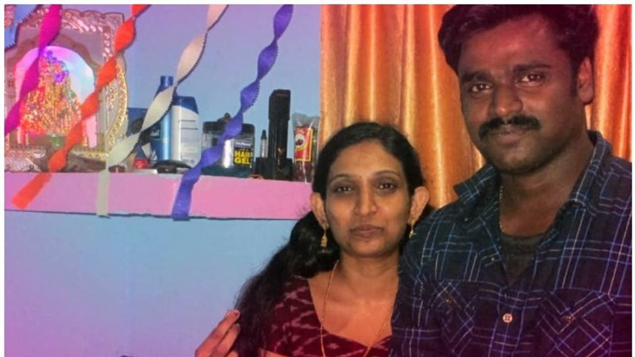 Kottayam Murder : കുടുംബവഴക്ക്; കോട്ടയത്ത് ഭാര്യയെ കൊന്ന് ഭർത്താവ് ജീവനൊടുക്കി Kottayam Murder : കുടുംബവഴക്ക്; കോട്ടയത്ത് ഭാര്യയെ കൊന്ന് ഭർത്താവ് ജീവനൊടുക്കി