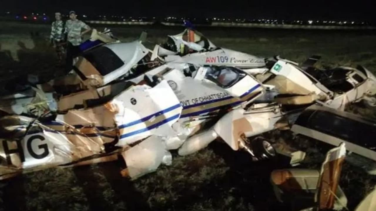 റായ്പൂരിൽ പരിശീലനപ്പറക്കലിനിടെ ഹെലികോപ്ടർ തകർന്ന് രണ്ട് പൈലറ്റുമാർ കൊല്ലപ്പെട്ടു റായ്പൂരിൽ പരിശീലനപ്പറക്കലിനിടെ ഹെലികോപ്ടർ തകർന്ന് രണ്ട് പൈലറ്റുമാർ കൊല്ലപ്പെട്ടു