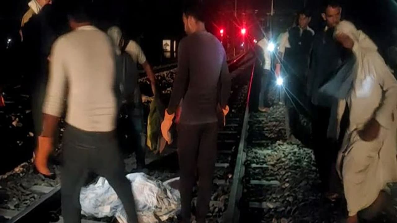 ऐसी गलती आप न करें : अलवर में ईयर फोन लगा पटरी क्रॉस कर रहे थे छात्र, ट्रेन हॉर्न बजाती रही लेकिन नहीं सुन सके ऐसी गलती आप न करें : अलवर में ईयर फोन लगा पटरी क्रॉस कर रहे थे छात्र, ट्रेन हॉर्न बजाती रही लेकिन नहीं सुन सके