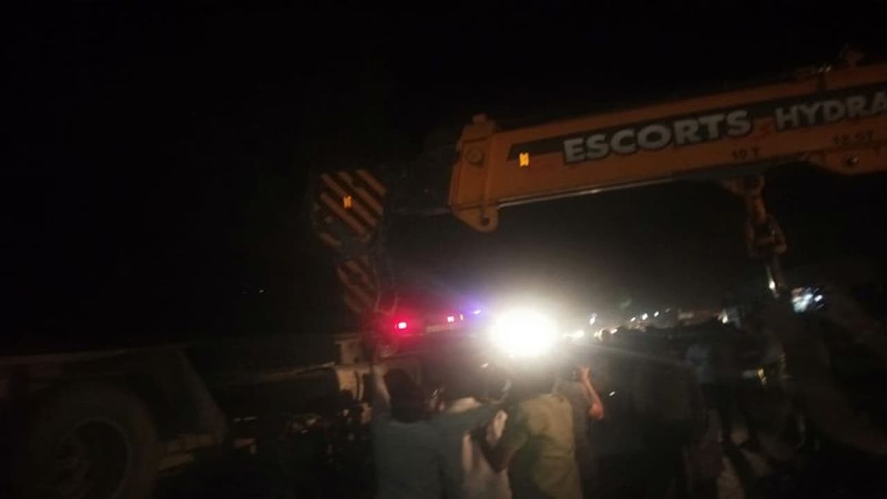 पति पत्नी और भाई की भयानक मौत: बाइक पर पलटा ट्रक, घंटों तक दबे रहे, जब निकाला तो सड़क पर चिपके मिले बॉडी पार्ट पति पत्नी और भाई की भयानक मौत: बाइक पर पलटा ट्रक, घंटों तक दबे रहे, जब निकाला तो सड़क पर चिपके मिले बॉडी पार्ट