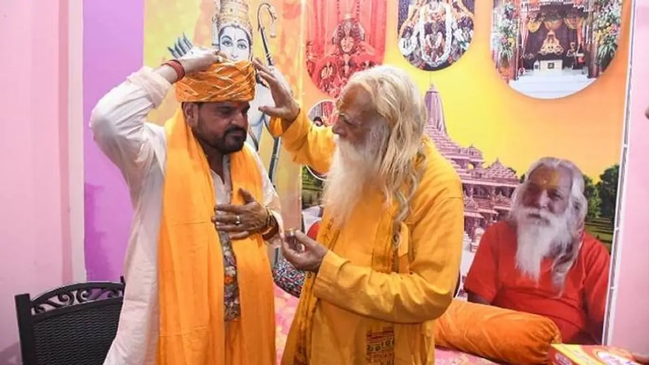 राज ठाकरे के विरोध में ब्रजभूषण शरण ने अयोध्या के संतों से मांगा समर्थन, विनय कटियार बोले  राम मंदिर सबके लिए