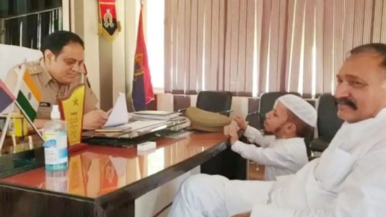 ढाई फुट के अजीम पीएम मोदी से बोले दिन को चैन नहीं, रात में नींद नहीं..मेरा ये काम करा दीजिए ढाई फुट के अजीम पीएम मोदी से बोले दिन को चैन नहीं, रात में नींद नहीं..मेरा ये काम करा दीजिए