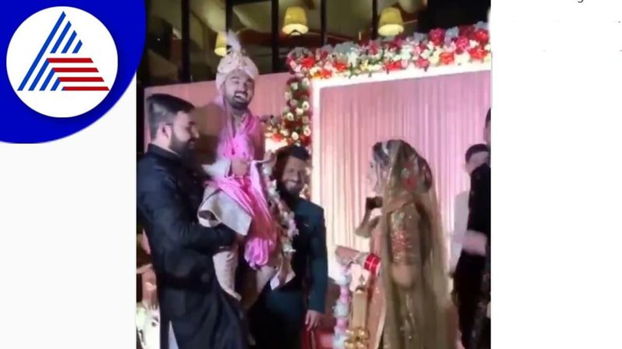 ಗೆಳೆಯನಿಗೆ ಹೂ ಹಾರ ಹಾಕಲು ಬಿಡದ ಸ್ನೇಹಿತರು : ವಧು ಏನ್ಮಾಡಿದ್ಲು ನೋಡಿ