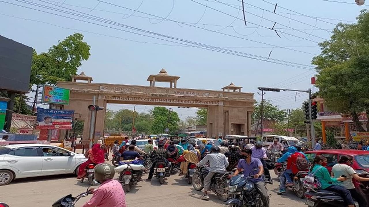 अयोध्या में वीआईपी मूवमेंट बना लोगों के लिए मुसीबत, बदलाव के बीच दशकों पुरानी है यातायात व्यवस्था अयोध्या में वीआईपी मूवमेंट बना लोगों के लिए मुसीबत, बदलाव के बीच दशकों पुरानी है यातायात व्यवस्था