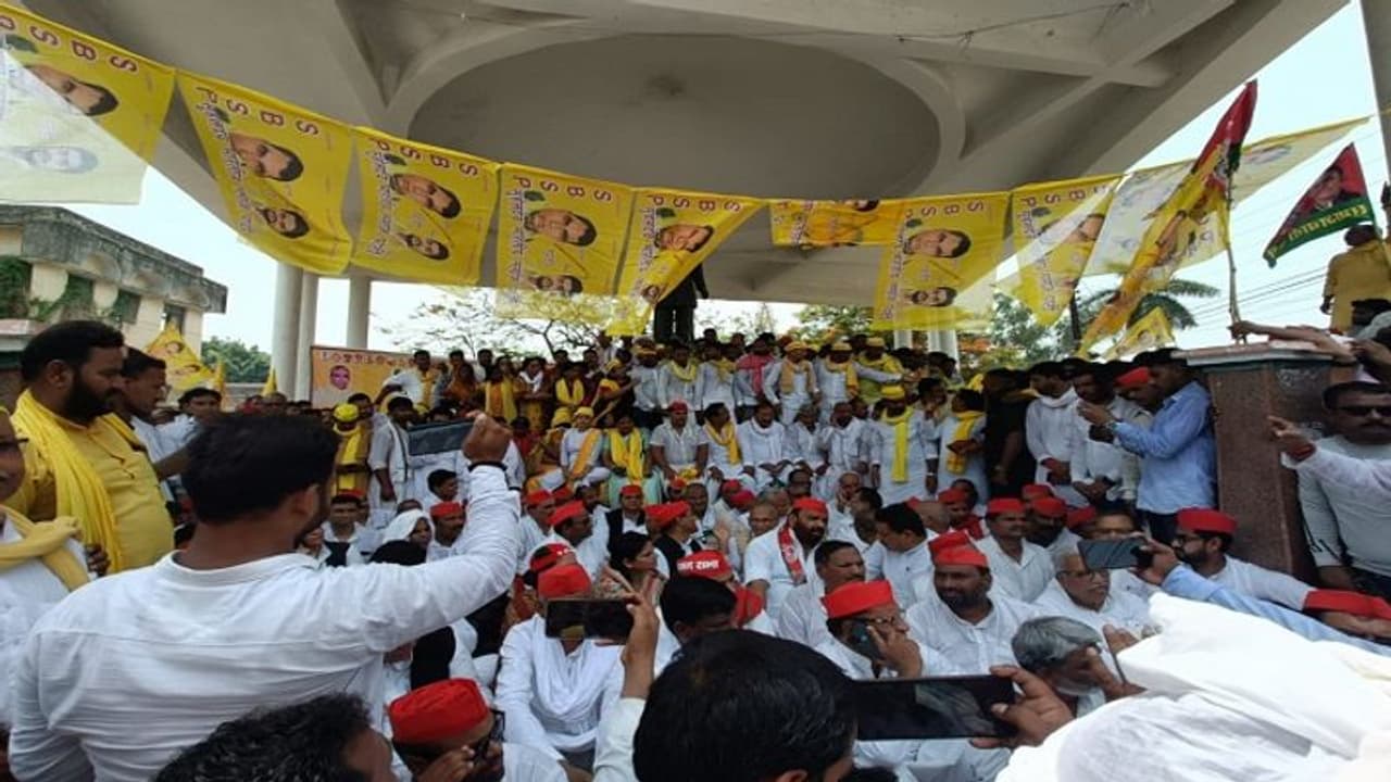 गाजीपुर में ओम प्रकाश राजभर और सपा के कई वरिष्ठ नेता धरने पर बैठे, जानिए क्या है पूरा मामला गाजीपुर में ओम प्रकाश राजभर और सपा के कई वरिष्ठ नेता धरने पर बैठे, जानिए क्या है पूरा मामला