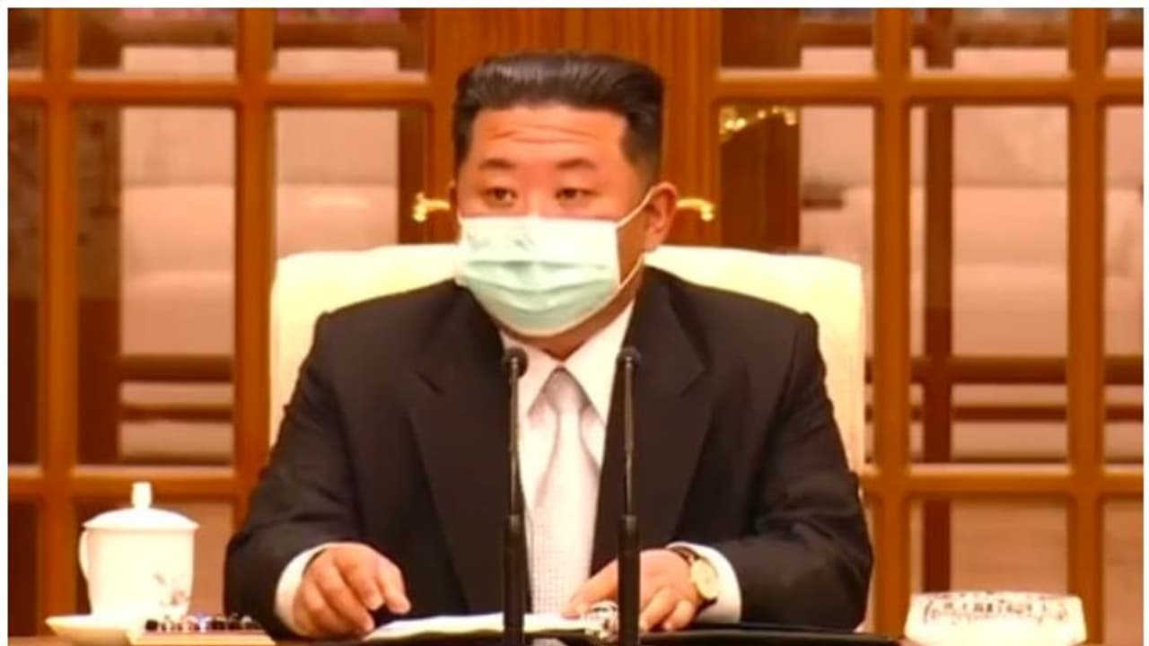 সামরিক প্যারেড থেকেই কিমের দেশে কোভিড ১৯? এই প্রথম মহামারির কথা স্বীকার উত্তর কোরিয়ার সামরিক প্যারেড থেকেই কিমের দেশে কোভিড ১৯? এই প্রথম মহামারির কথা স্বীকার উত্তর কোরিয়ার