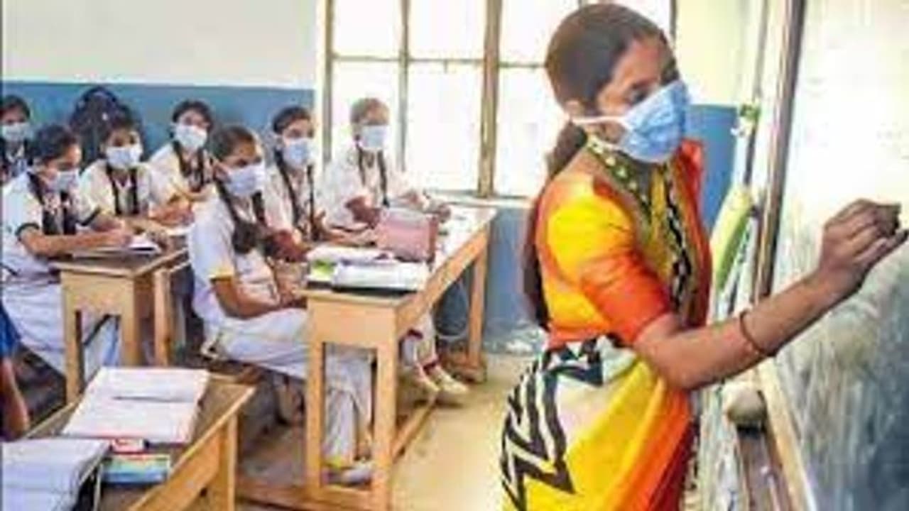 மாணவர்களுக்கு விடுமுறை அளித்தாலும் ஆசிரியர்கள் பள்ளிக்கு வர வேண்டும்.. பள்ளிக்கல்வித்துறை போட்ட திடீர் உத்தரவு மாணவர்களுக்கு விடுமுறை அளித்தாலும் ஆசிரியர்கள் பள்ளிக்கு வர வேண்டும்.. பள்ளிக்கல்வித்துறை போட்ட திடீர் உத்தரவு