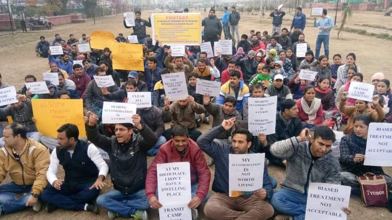 పెండింగ్ జీతాలు విడుదల చేసి, జమ్మూకి మకాం మార్చండి ప్రభుత్వానికి పీఎం ప్యాకేజీ పండిట్ ఉద్యోగుల డిమాండ్ 