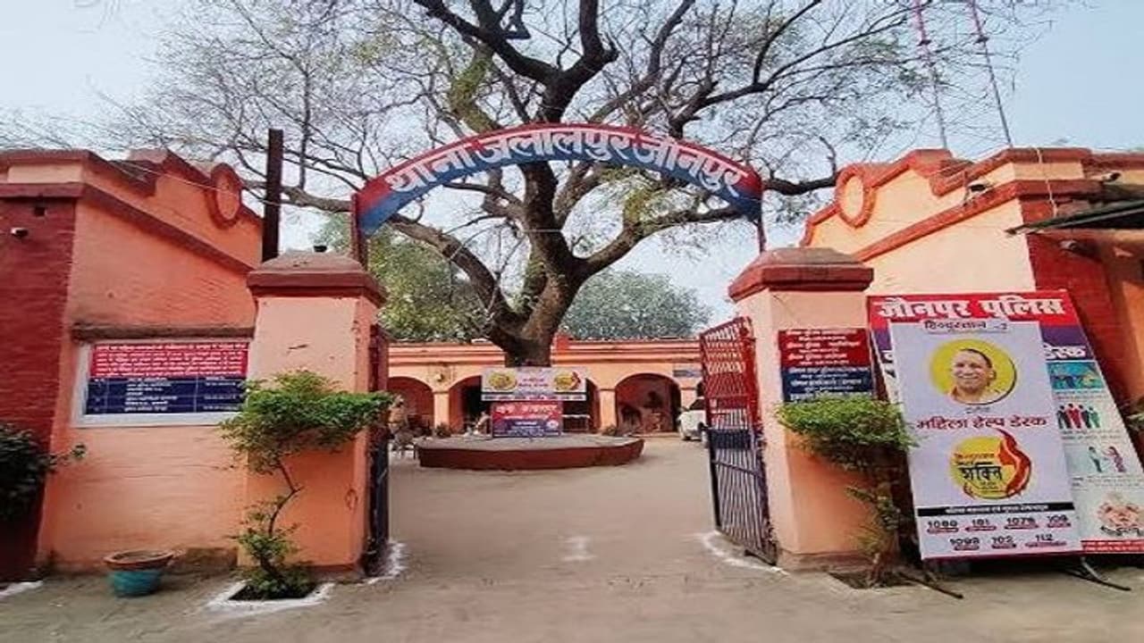 जौनपुर के होटल में पुलिस ने की छापेमारी, अंदर जाकर देखा तो उड़ गए सभी के होश जौनपुर के होटल में पुलिस ने की छापेमारी, अंदर जाकर देखा तो उड़ गए सभी के होश