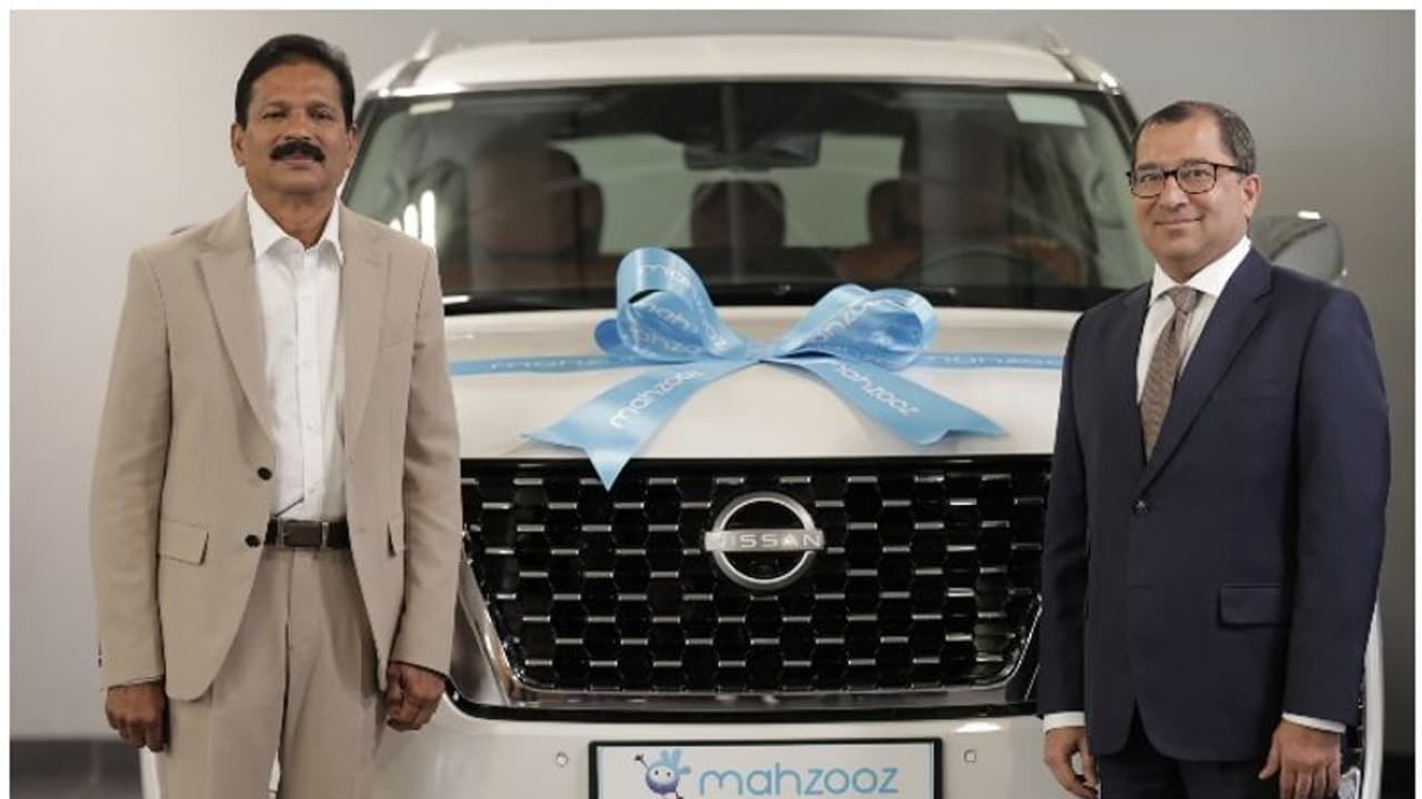 മെഗാ റാഫിള് ഡ്രോ വിജയിക്ക് നിസാന് പട്രോള് പ്ലാറ്റിനം കാര് സമ്മാനിച്ച് മഹ്സൂസ് മെഗാ റാഫിള് ഡ്രോ വിജയിക്ക് നിസാന് പട്രോള് പ്ലാറ്റിനം കാര് സമ്മാനിച്ച് മഹ്സൂസ്